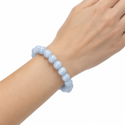 Bransoletka Blue Dream Agate na nadgarstku modelki, biale tlo