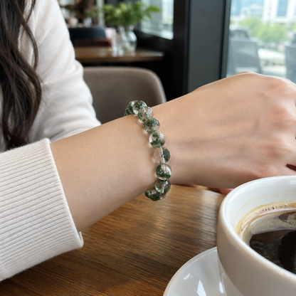 Bransoletka Green Phantom Quartz na nadgarstku, lifestyle restauracja