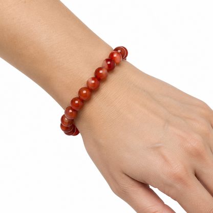 Bransoletka Red Agate 8 mm na nadgarstku modelki, biale tlo