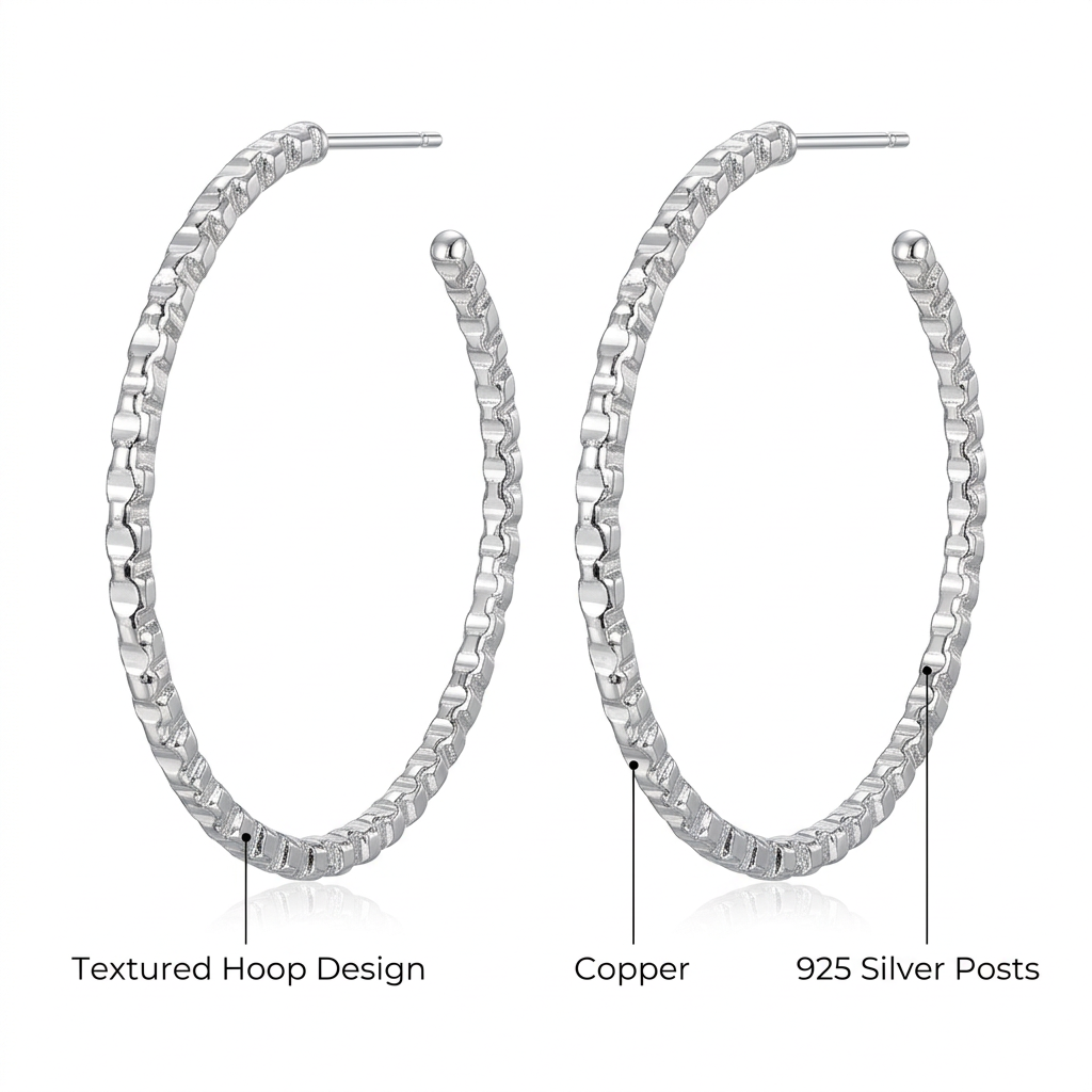 Fakturowane kolczyki kółka w srebrnym kolorze, angielska specyfikacja na białym tle
