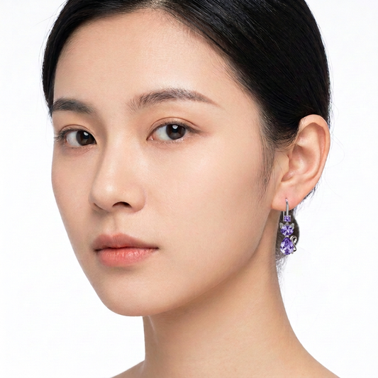 Modelka z małym fioletowym kolczykiem kotkiem na białym tle
