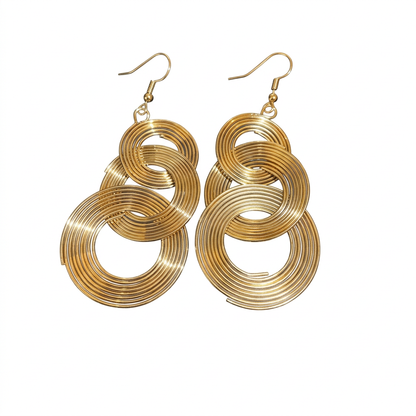 Para złotych wiszących kolczyków z trzema połączonymi koncentrycznymi kołami na białym tle