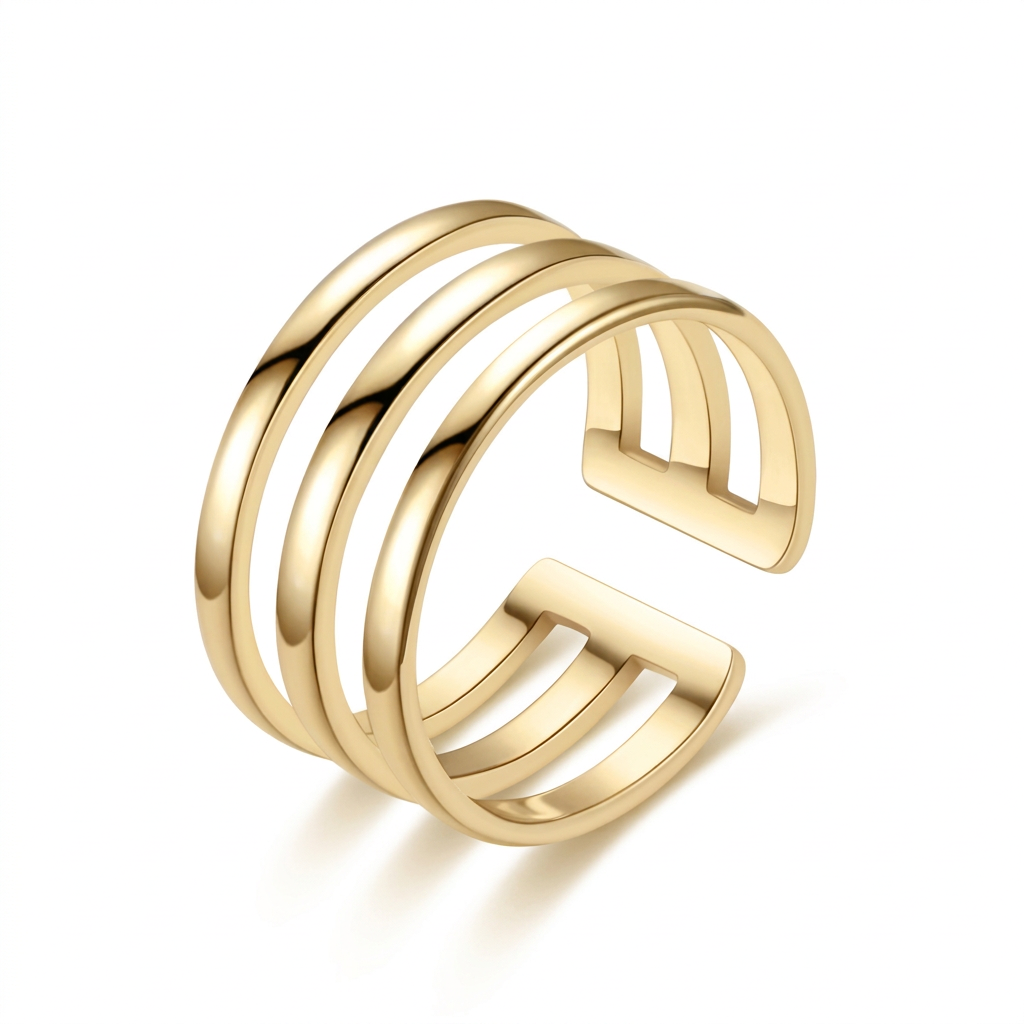 Złoty otwarty pierścionek z trzema pasmami na białym tle